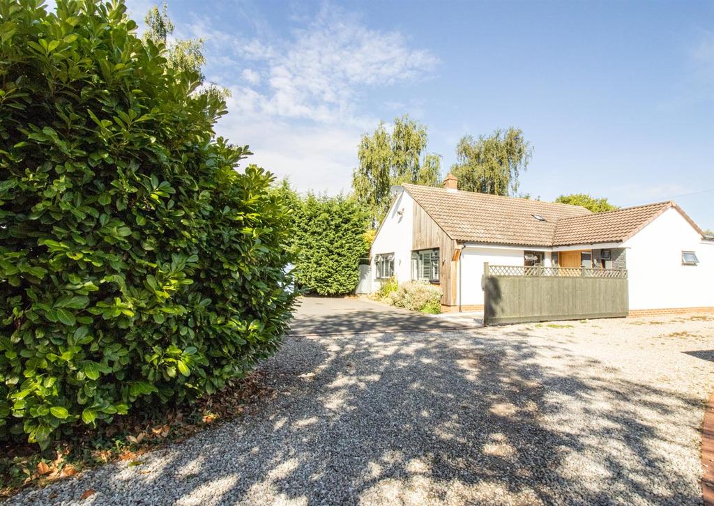 High Street, Bottesford, Nottingham 3 bed detached bungalow £1,500