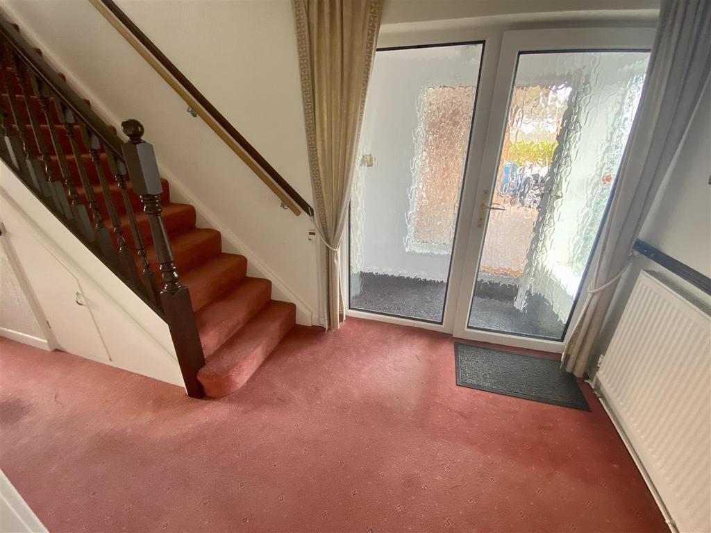 Meadow Way, Stone 3 bed semidetached house £925 pcm (£213 pw)