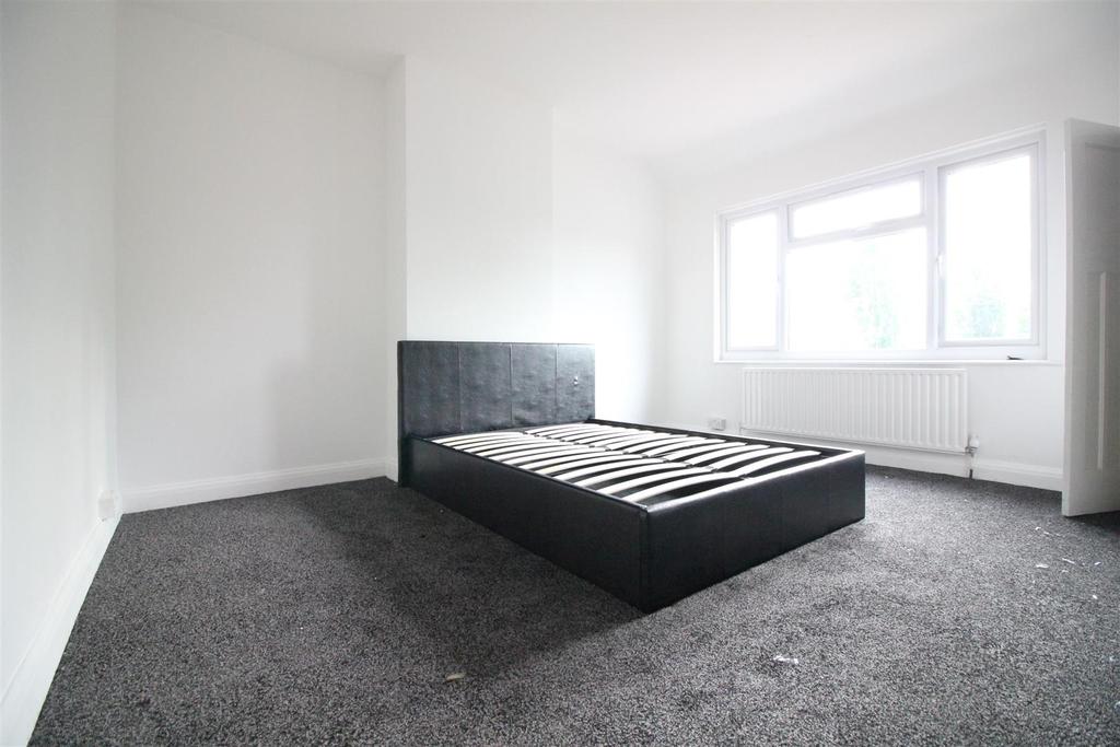 Judge Heath Lane, Hayes 4 bed house £2,700 pcm (£623 pw)