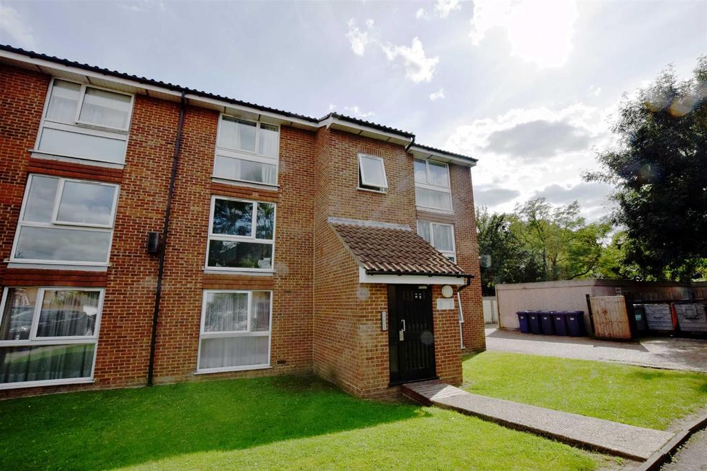 Larch Close, Friern 1 bed flat £1,075 pcm (£248 pw)