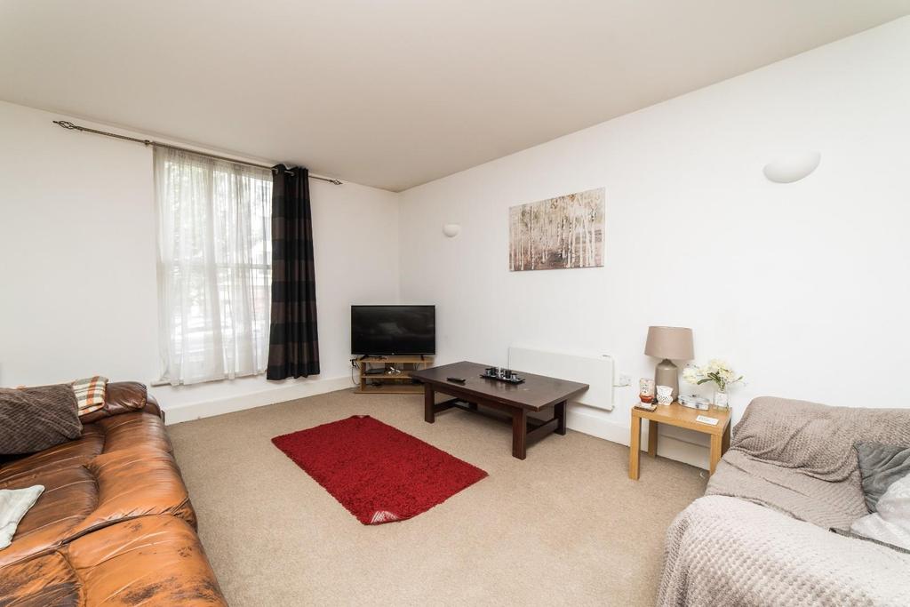 New Dover Road, Canterbury 2 bed flat for sale £200,000