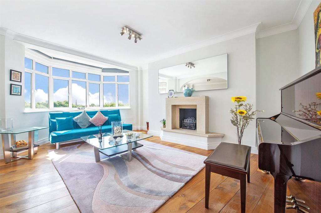 Melton Court, Onslow Crescent... 2 bed apartment £3,878 pcm (£895 pw)