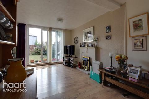 15 Jenny Path, Romford, RM3 8BB