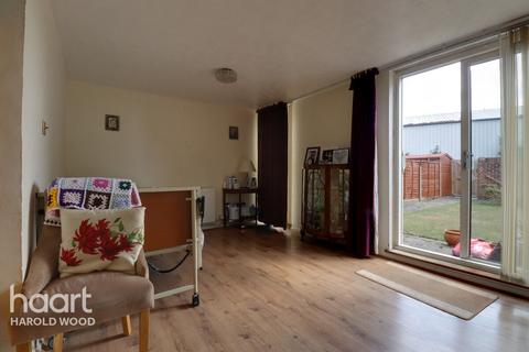 15 Jenny Path, Romford, RM3 8BB