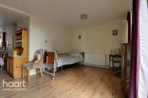 15 Jenny Path, Romford, RM3 8BB