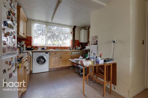15 Jenny Path, Romford, RM3 8BB
