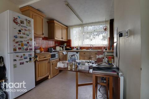 15 Jenny Path, Romford, RM3 8BB