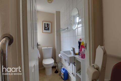 15 Jenny Path, Romford, RM3 8BB
