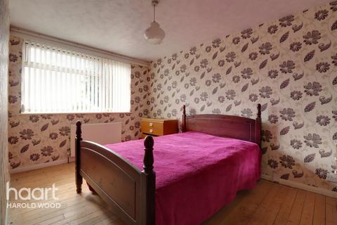 15 Jenny Path, Romford, RM3 8BB