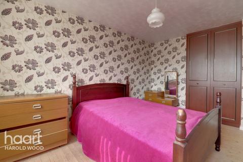 15 Jenny Path, Romford, RM3 8BB