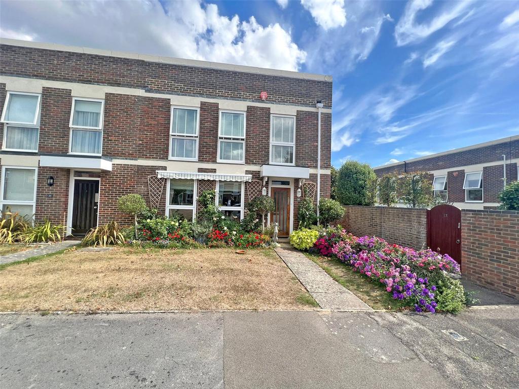 Milford Court, Milford on Sea, Lymington, Hampshire, SO41 3 bed end of