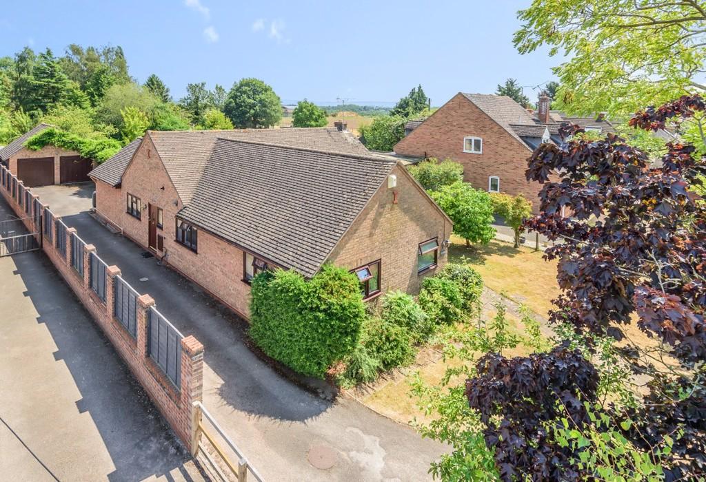 Field Barn Lane, Cropthorne... 4 bed bungalow £750,000