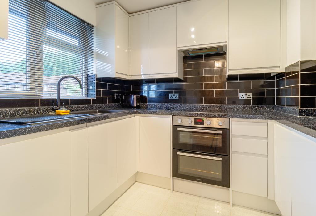 Worlds End Hill, Bracknell, Berkshire 2 bed flat £250,000