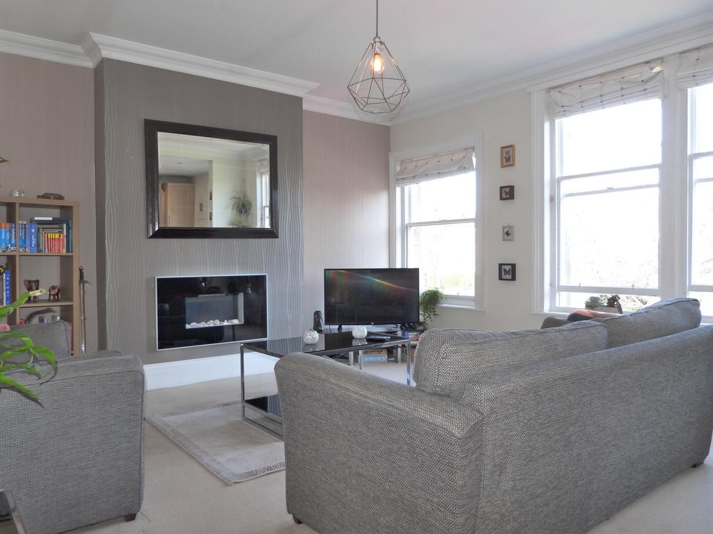 Kings Road, Harrogate, HG1 2 bed flat to rent £1,250 pcm (£288 pw)