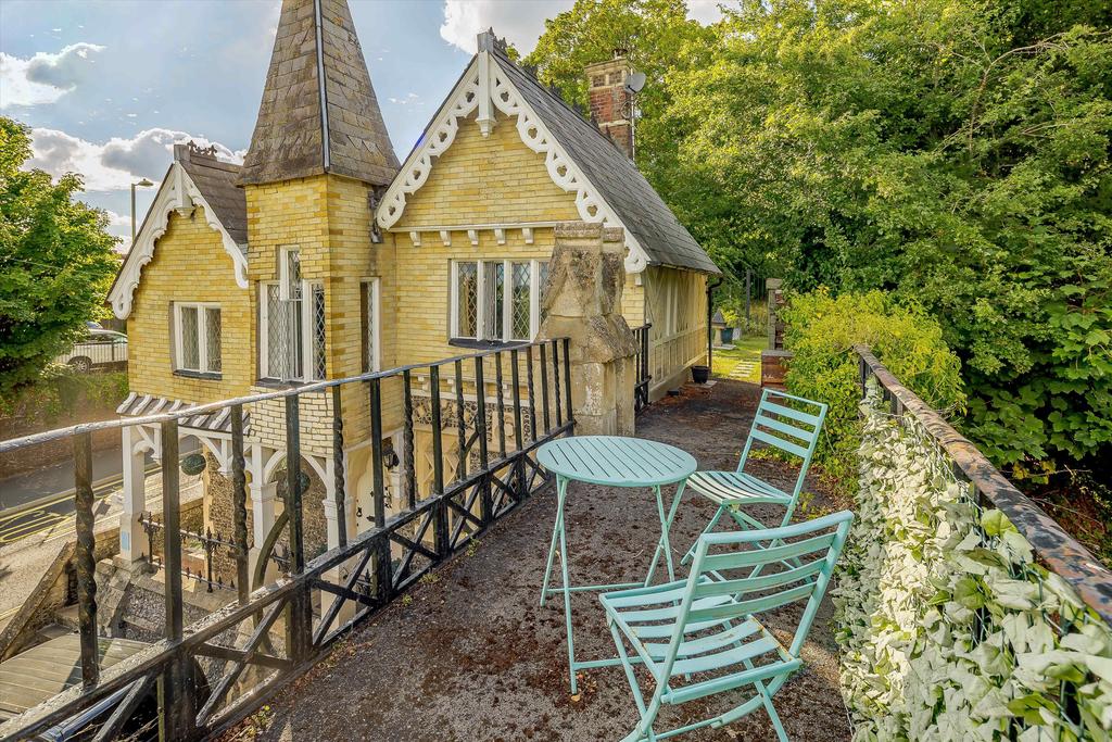 Chapel Hill, Basingstoke, Hampshire... 2 bed detached house £565,000