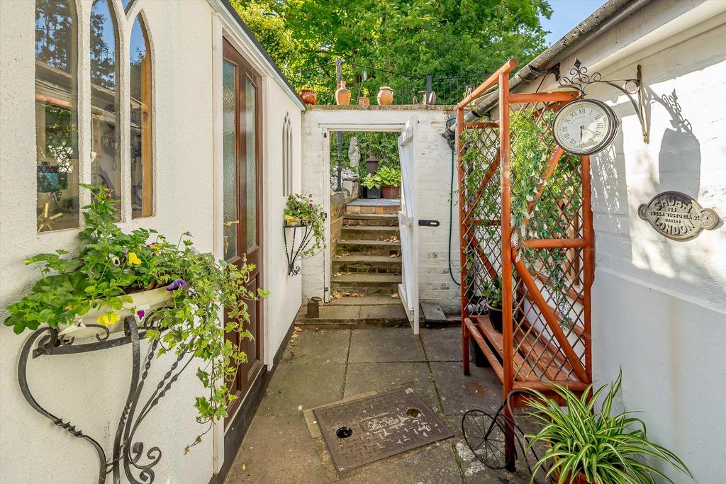 Chapel Hill, Basingstoke, Hampshire... 2 bed detached house £565,000