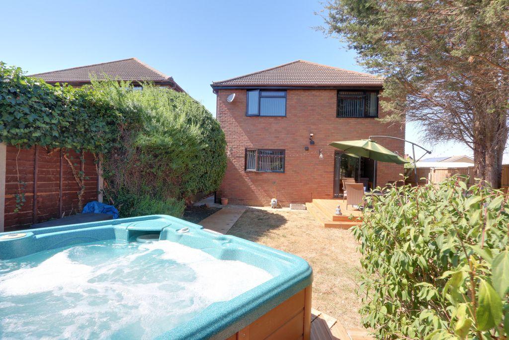 St. Clements Crescent, Benfleet SS7 5XE 4 bed detached house for sale