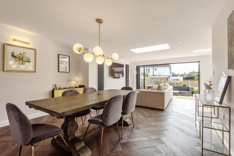 10 Stuart Avenue, Bromley, BR2 7JX