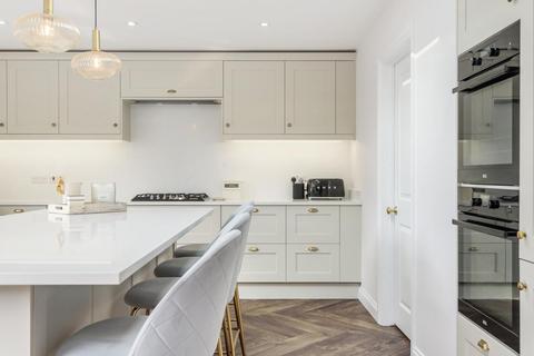 10 Stuart Avenue, Bromley, BR2 7JX