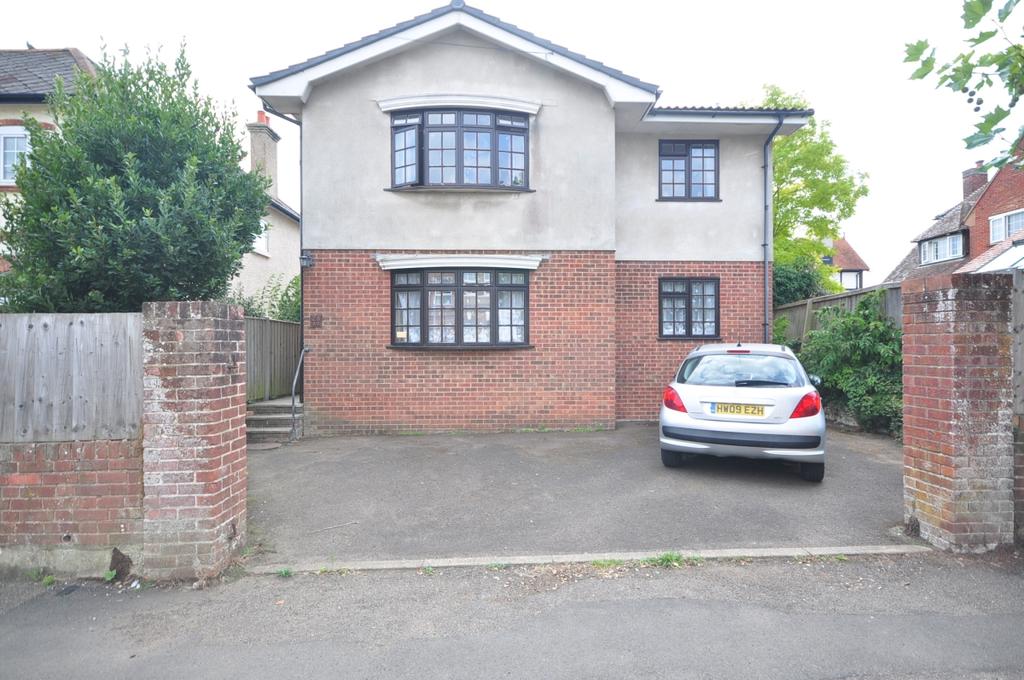 Grove Road Sandown PO36 2 bed ground floor £775 pcm (£179 pw)