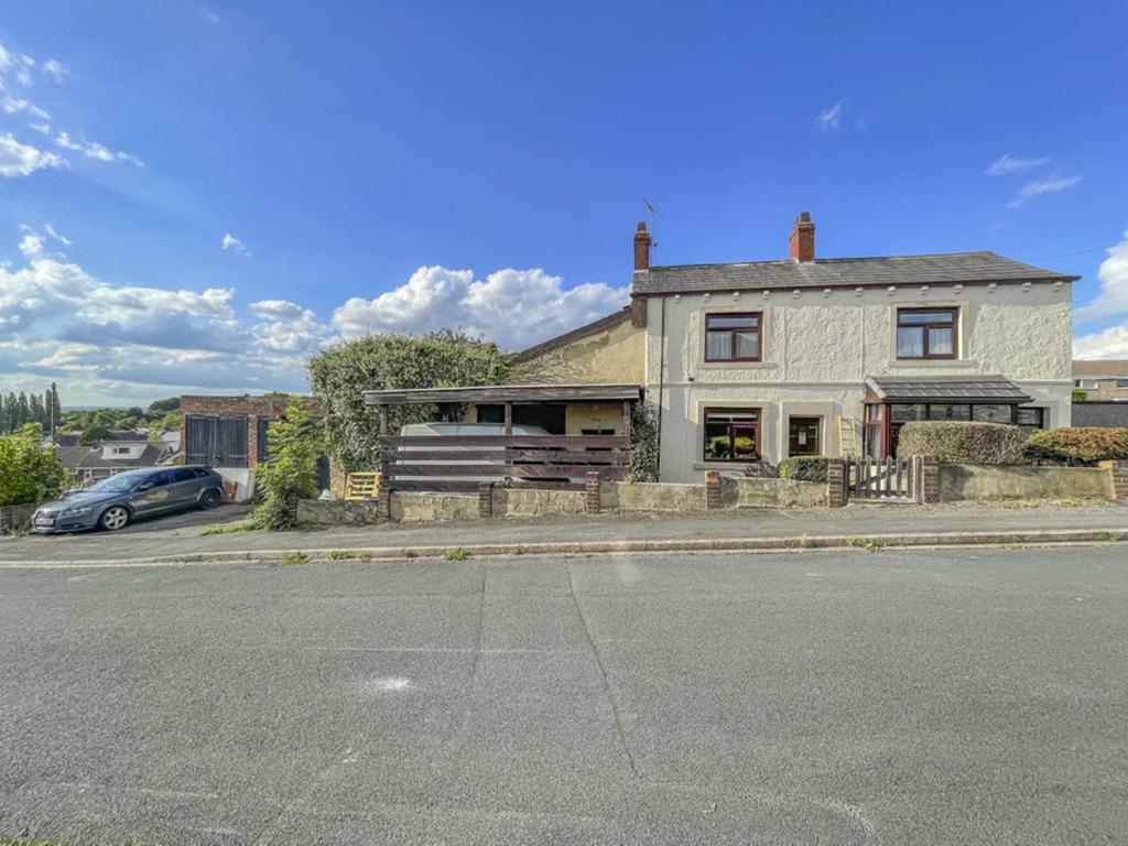 Hollinbank Lane, Heckmondwike 3 bed detached house for sale £350,000