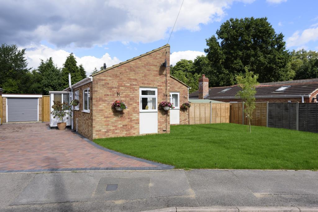 Bagshot, Surrey, GU19 2 bed detached bungalow for sale £615,000