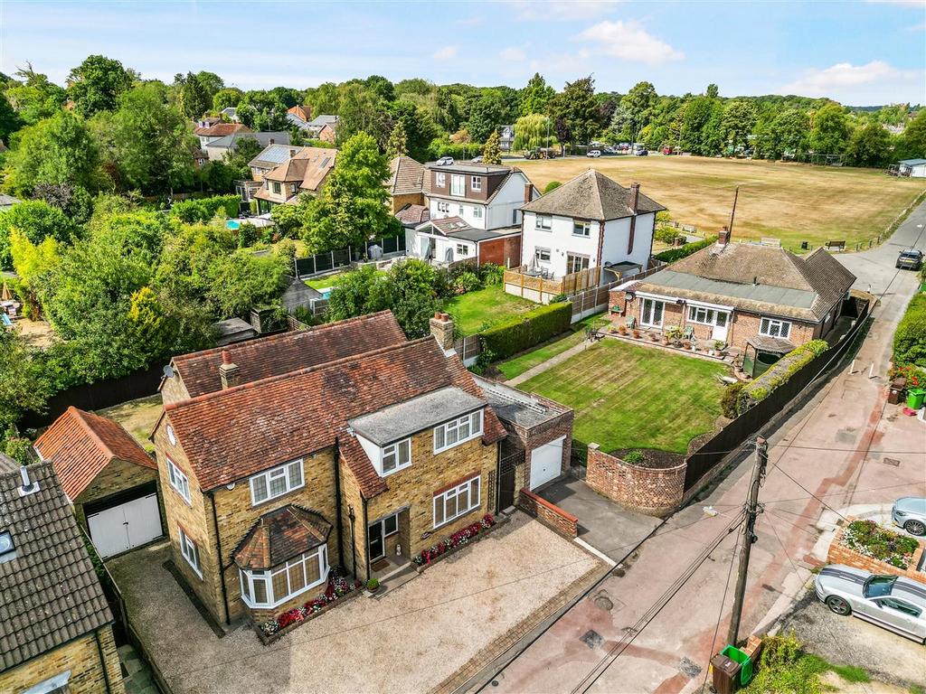 Little Meadow, Cricketers Lane... 4 bed detached house £950,000