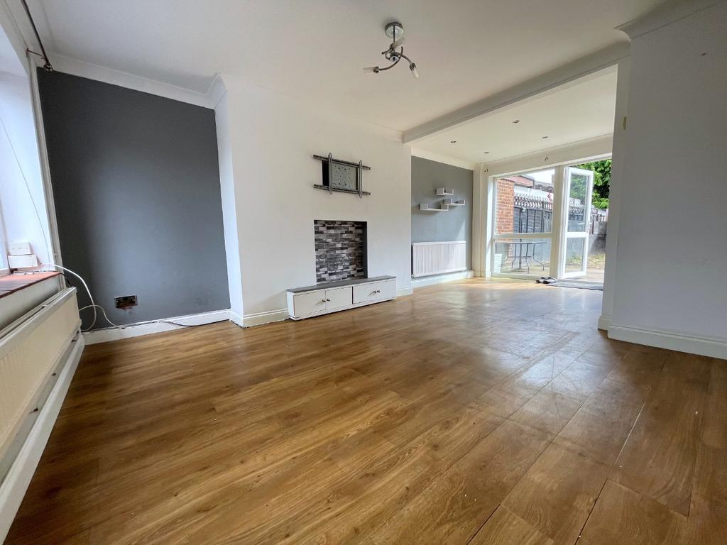 Belsize Road, Hemel Hempstead, Hertfordshire, HP3 8DH 3 bed semi