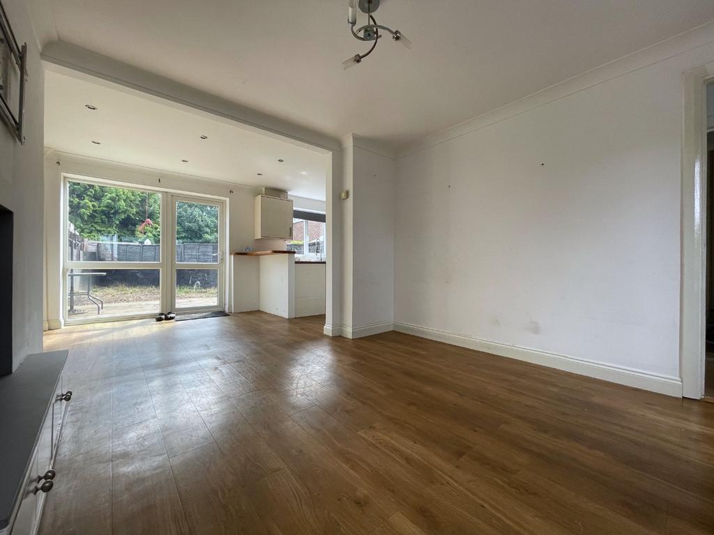 Belsize Road, Hemel Hempstead, Hertfordshire, HP3 8DH 3 bed semi