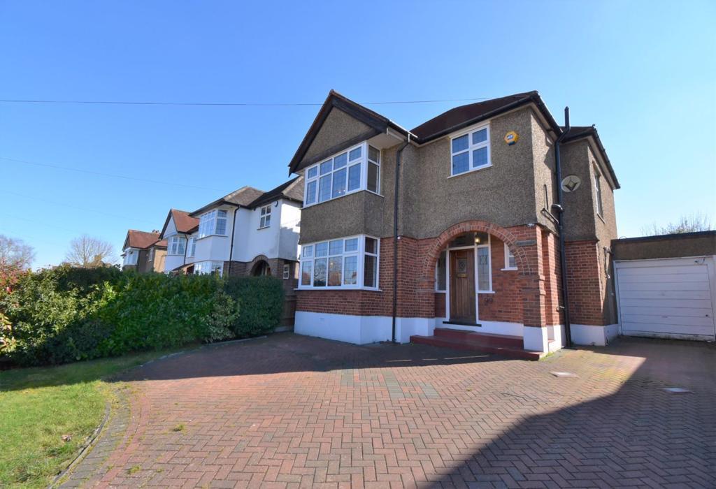 Evelyn Avenue, Ruislip, Greater London 3 bed detached house for sale