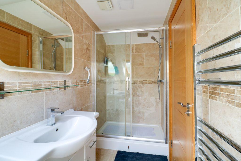 Ensuite to Bed 1