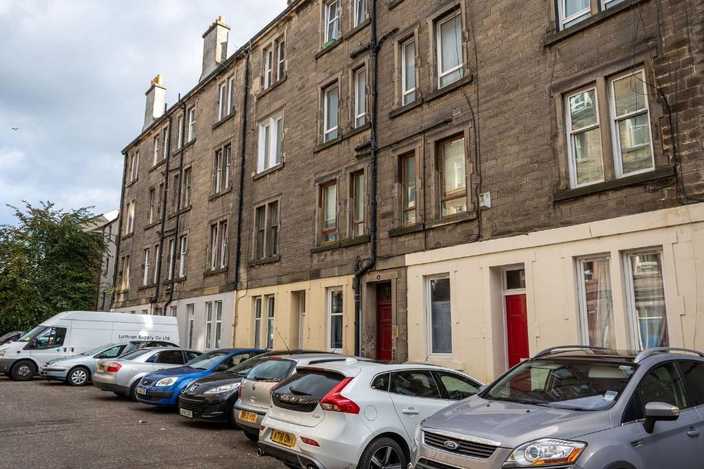 Drum Terrace, Easter Road, Edinburgh... 2 bed flat £1,320 pcm (£305 pw)