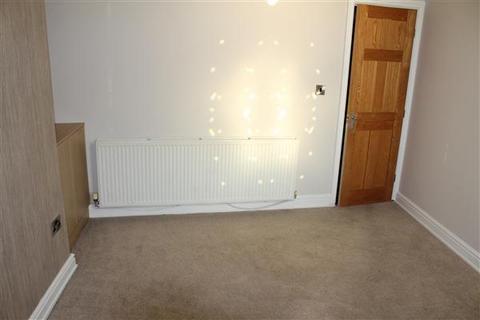 3 bedroom end of terrace house to rent, Ashton Road West, Manchester