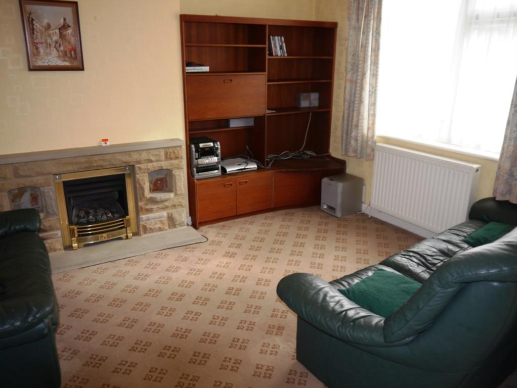 Gotts Park Avenue, Armley, Leeds... 3 bed semidetached house £675