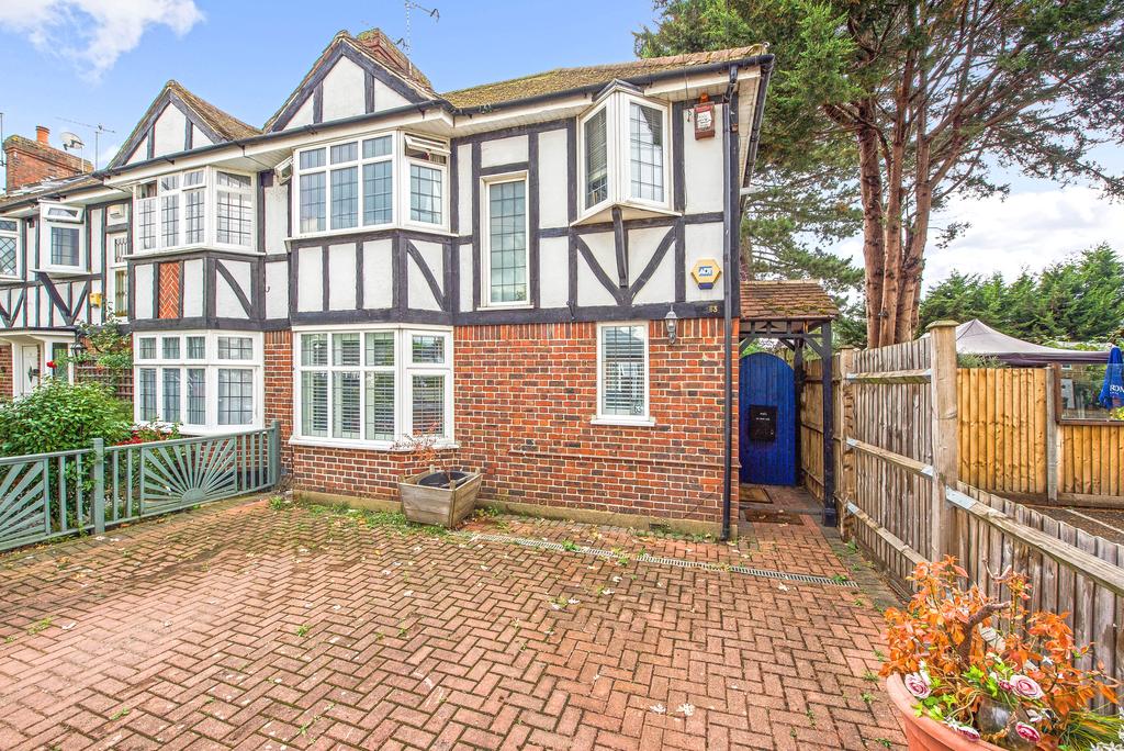 Hollybush Road, Kingston upon Thames KT2 3 bed end of terrace house for
