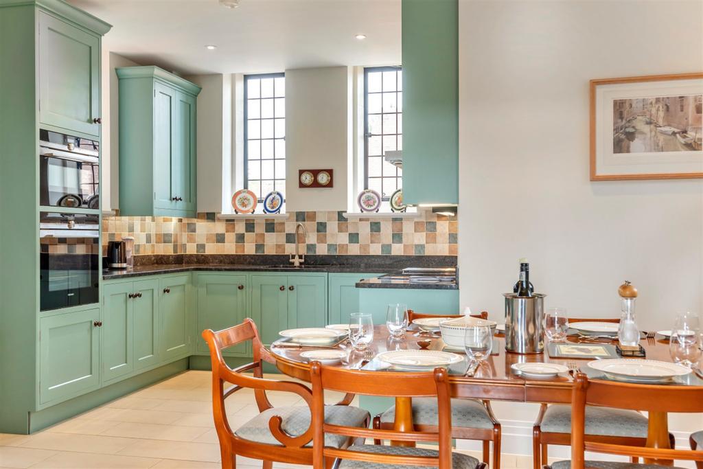 Kitchen / Dining Roo