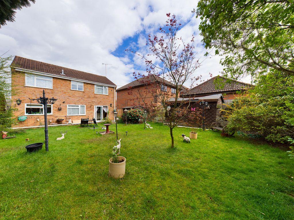 Hendon Road, Bordon GU35 0BX 4 bed detached house £460,000