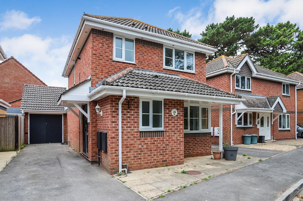 Glen Close, Barton on Sea, Hampshire. BH25 7QD 3 bed detached house £