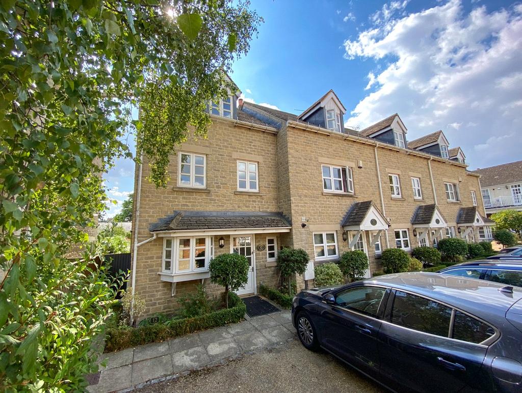 Oakfield Place, Witney, Oxfordshire... 3 bed end of terrace house £