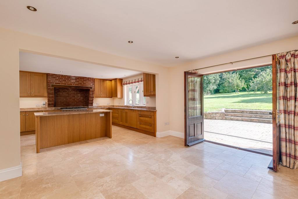 Superb kitchen/dining room