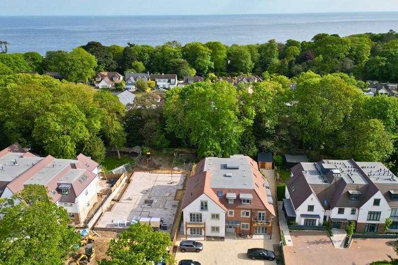Castle Rise, Lymington Road, Highcliffe, Dorset. BH23 4JS 2 bed ground