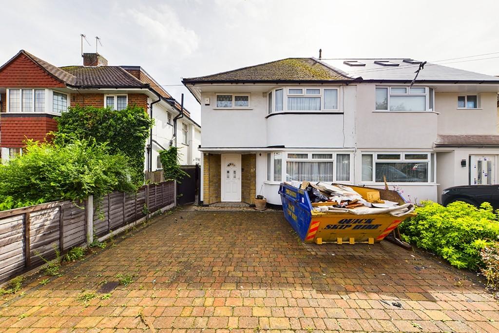 Southbourne Gardens, Ruislip 3 bed semidetached house £2,395 pcm (£