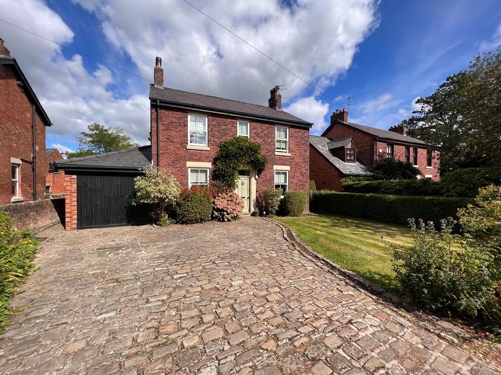 Chapel Lane, New Longton, Preston, PR4 4 bed detached house £675,000