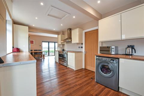 10 Elm Road, Overton, Basingstoke, RG25 3JJ