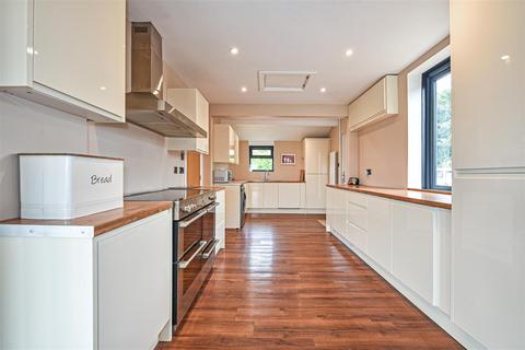 10 Elm Road, Overton, Basingstoke, RG25 3JJ