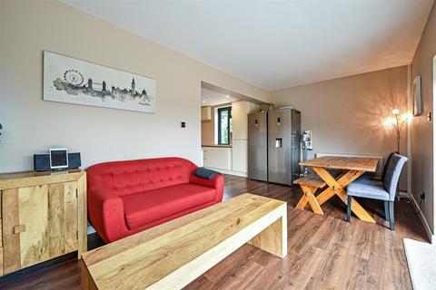 10 Elm Road, Overton, Basingstoke, RG25 3JJ