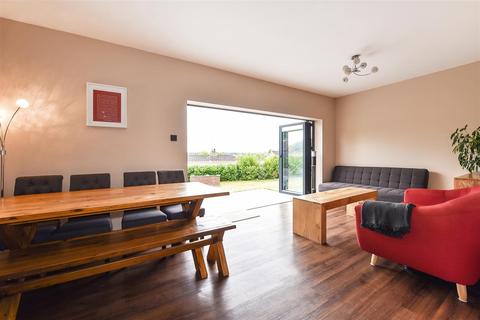 10 Elm Road, Overton, Basingstoke, RG25 3JJ