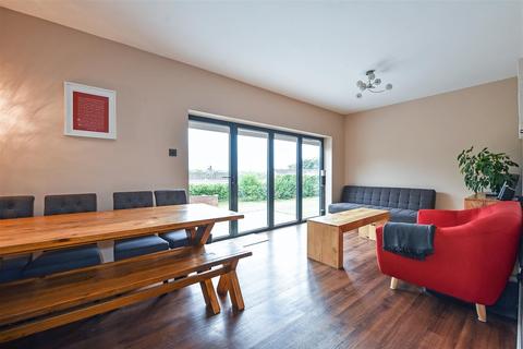 10 Elm Road, Overton, Basingstoke, RG25 3JJ