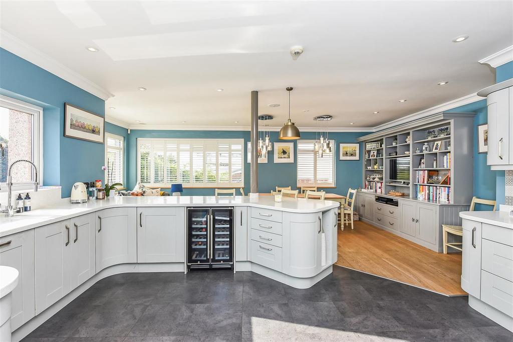 Hill Road, Portchester 4 bed detached house £950,000