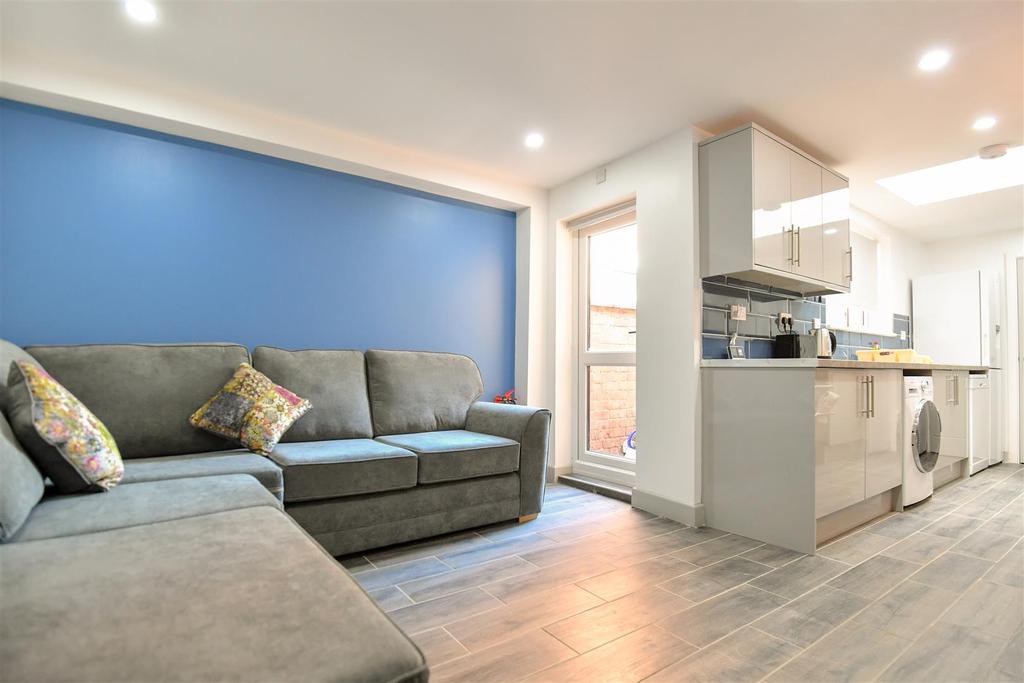 Terry Road, Coventry 5 bed house share £525 pcm (£121 pw)